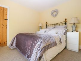 A bedroom with a bed and bedside tables at Tuft House in Hovingham
