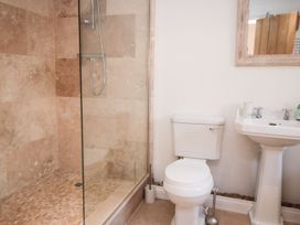 A bathroom featuring a shower, toilet, and sink at Tuft House in Hovingham
