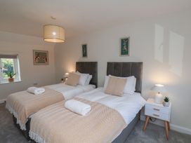 A bedroom with two single beds and a lamp at Helmsley Cottage in Helmsley