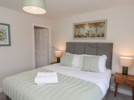 A bedroom with a bed and bedside tables at Helmsley Cottage in Helmsley