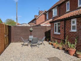 A garden with gravel and garden furniture at Helmsley Cottage in Helmsley