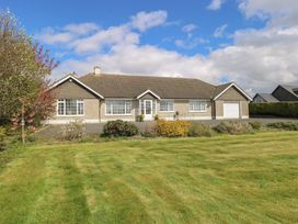 A house with a garage and garden at Marie's Country Home in Ardee, County Louth