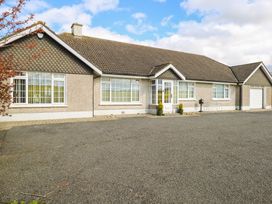 A residential house with a driveway and garden at Marie's Country Home Ardee, County Louth