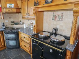 A kitchen with an oven and cabinets at Marie's Country Home in Ardee, County Louth