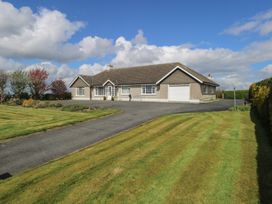 A bungalow with a driveway and front lawn at Marie's Country Home in Ardee, County Louth