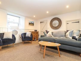 A living room with seating and decor at Ty Bryn in Marazion