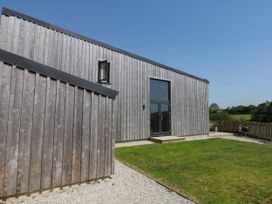 A house with a gravel path and lawn at Fieldstone Barn in North Tawton