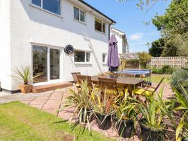 A garden with a dining table and chairs at 1 Rosemount Garden Villas Tenby