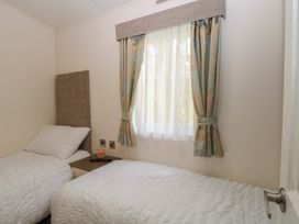 Two single beds in a bedroom at The Norfolk Nook 18 Castle Walk Burgh Castle