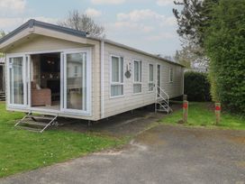 An outdoor view of a mobile home at The Norfolk Nook 18 Castle Walk Burgh Castle
