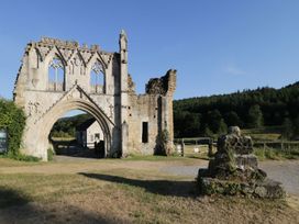 Ruins of a stone archway with landscape at Cosy Cocoon in Malton
