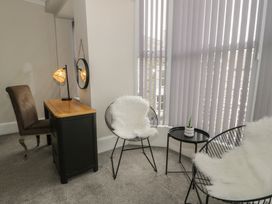 An office with a desk and chairs at Llety Cllyd in Barmouth