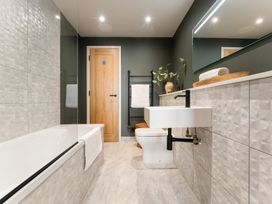 A bathroom with a bathtub, toilet, and sink at tbc in St. Ives