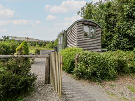 A shepherd hut with a garden at The Three Spaniels Shepherds Hut Cwrtnewydd near Llanybydder