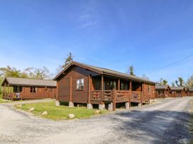 A view of cabins and pathway at Lodge 3 - Bron Eifion Criccieth