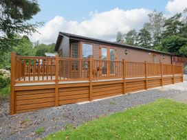 An outdoor deck with wooden fence at Fox Red Retreat in Troutbeck Bridge