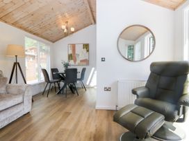 A dining room with a table and chairs at Fox Red Retreat in Troutbeck Bridge