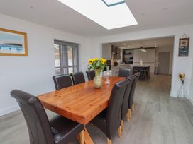 A dining room with a table and chairs at Ty Hebog