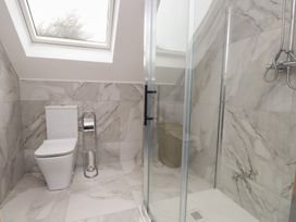 A bathroom featuring a toilet and shower at Ty Hebog