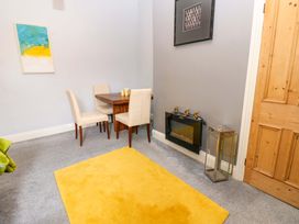 A dining room with a table and chairs at 17 Fairfield Road 