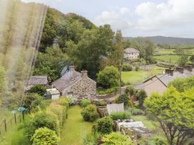A view of houses and gardens in a rural area at 2 Bryn Eglwys Prenteg