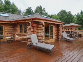 A deck area with lounge chairs and a table at Copper Suite in Chulmleigh