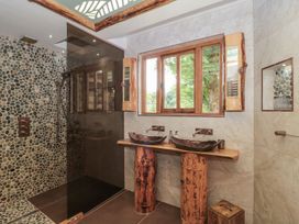 A bathroom with sinks and a shower at Copper Suite in Chulmleigh