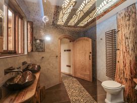 A bathroom with sinks and a toilet at Copper Suite in Chulmleigh