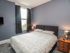 A bedroom with a bed and bedside tables at 5 Station Avenue