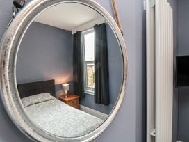 A bedroom with a bed and a mirror at 5 Station Avenue 