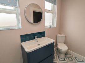 A bathroom with a wash basin and toilet at 5 Station Avenue