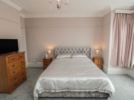 A bedroom with a bed and bedside tables at 5 Station Avenue