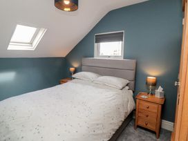 A bedroom with a bed and bedside tables at 5 Station Avenue