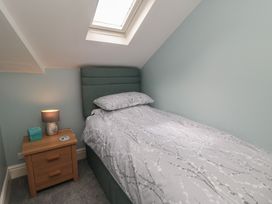A bedroom with a single bed and lamp at 5 Station Avenue