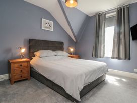 A bedroom with a bed and bedside tables at 5 Station Avenue