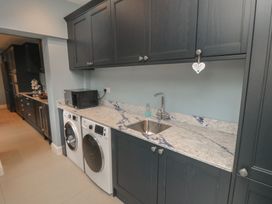 A laundry room with a washing machine and dryer at 5 Station Avenue