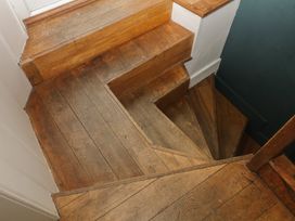 A staircase with wooden steps at Tiller Cottage Dartmouth