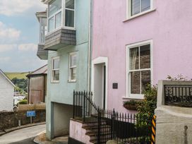 A building with a balcony on the street at Tiller Cottage in Dartmouth
