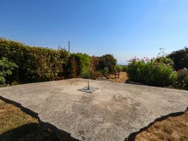 A garden with a sundial on a concrete table at Dunvant in Swanage