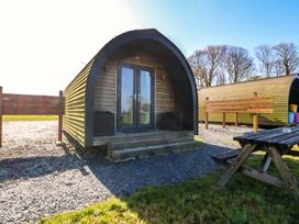 An outdoor pod with steps and picnic table at Bron Eifion Pod 4 in Criccieth