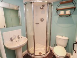 A bathroom featuring a shower, sink, and toilet at Juniper Hayloft in Ambleside