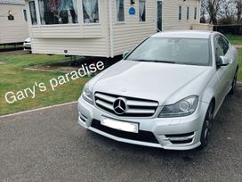 A car parked in front of a holiday home at Gary's Paradise in Driffield