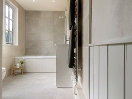 A bathroom with a bathtub, toilet, and sink at Church Alley House in Stow-On-The-Wold