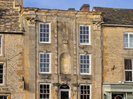 A building with signage and windows at Church Alley House in Stow-On-The-Wold