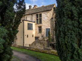 A building with windows and steps at Church Alley House Stow-On-The-Wold
