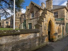 A street view of buildings and an archway at Church Alley House Stow-On-The-Wold
