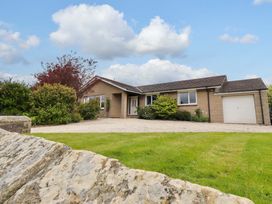 A house with a garage and garden at Campden in Rennington near Embleton