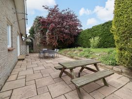 A garden with a picnic table and chairs at Campden in Rennington near Embleton
