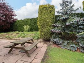 A garden with a picnic table and greenery at Campden in Rennington near Embleton