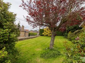 A garden with a tree and grass at Campden Rennington near Embleton